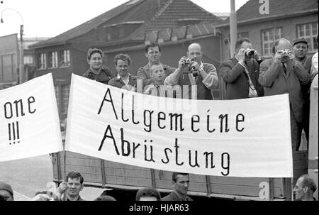 I dimostranti chiedono il disarmo. Dopo la visita di una NATO parata militare a base di aria Langendiebach vicino a Hanau il 25 giugno 1963 JFK ha guidato in un aperto limousine da Hanau a Francoforte accompagnato dal vice cancelliere Ludwig Erhard e Assia membro premier Zinn. Foto Stock