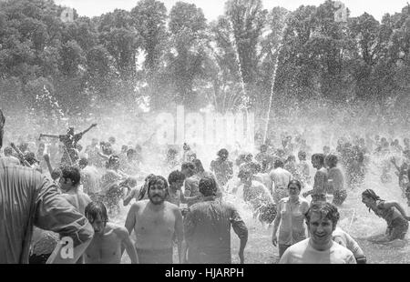 Manifestanti frolic in una fontana durante l'anti-guerra di protesta a Washington DC, 9 maggio 1970. Foto Stock