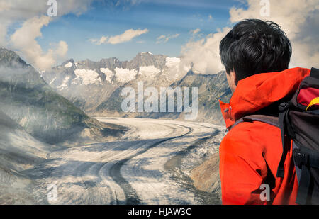 Lone scalatore maschio che si affacciava su ghiacciaio di Aletsch, Canton Vallese, Svizzera Foto Stock