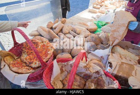 Frascati, Italia - Jan 07, 2017: i clienti non identificati chiedendo per merci di un venditore in un mercato di strada stand da forno a Frascati, Italia. Foto Stock
