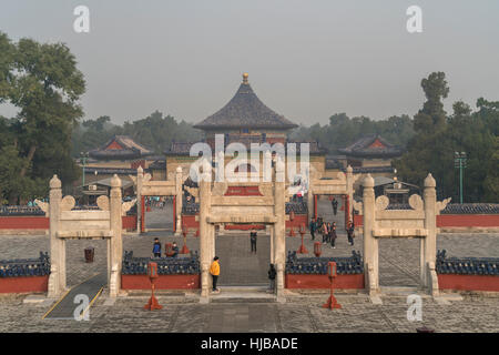 I cancelli del Tumulo Circolare altare nel Tempio del Paradiso, Pechino, Repubblica Popolare di Cina e Asia Foto Stock