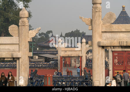 I cancelli del Tumulo Circolare altare nel Tempio del Paradiso, Pechino, Repubblica Popolare di Cina e Asia Foto Stock