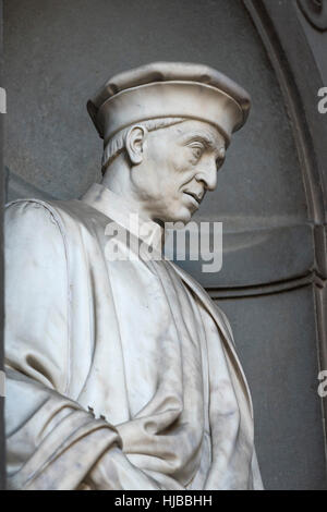 Firenze. L'Italia. La statua di Cosimo I de' Medici (1389-1464), la Galleria degli Uffizi. Foto Stock