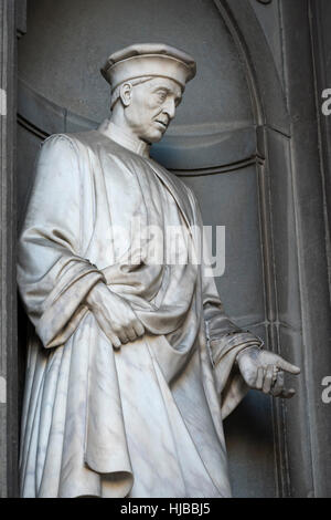 Firenze. L'Italia. La statua di Cosimo I de' Medici (1389-1464), la Galleria degli Uffizi. Foto Stock