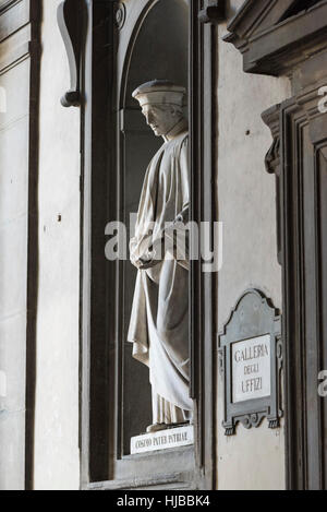 Firenze. L'Italia. La statua di Cosimo I de' Medici (1389-1464), la Galleria degli Uffizi. Foto Stock