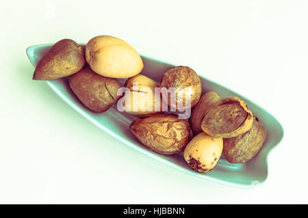 Gruppo di semi di Avocado servito in una piastra di colore blu Foto Stock