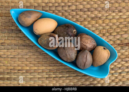 Gruppo di semi di Avocado servito in una piastra di colore blu Foto Stock
