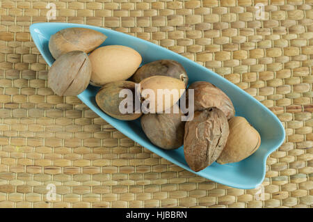Gruppo di semi di Avocado servito in una piastra di colore blu Foto Stock