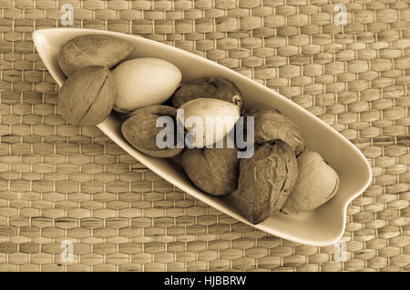 Gruppo di semi di Avocado servito in una piastra Foto Stock