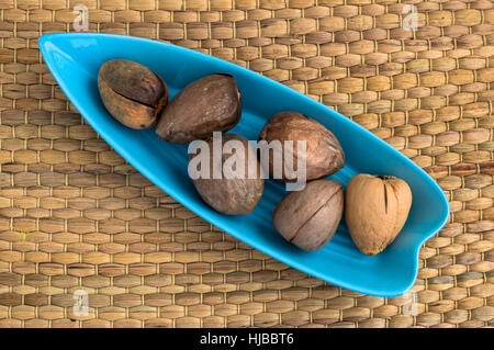 Gruppo di semi di Avocado servito in una piastra di colore blu Foto Stock