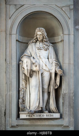 Firenze. L'Italia. Statua di Francesco Redi (1626-1697), Italiano medico naturalista, biologo e poeta, la Galleria degli Uffizi. Foto Stock