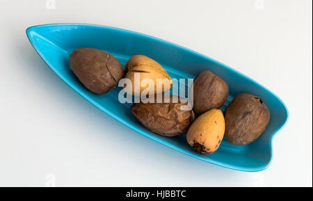 Gruppo di semi di Avocado servito in una piastra di colore blu Foto Stock