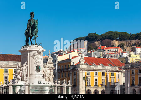 Statua di bronzo di Re Jose sul cavallo come vecchie case colorate su sfondo sotto il cielo blu a Piazza del commercio a Lisbona, Portogallo. Foto Stock