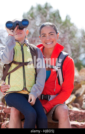 Ritratto di donna matura e figlio guardando attraverso il binocolo, Sedona, in Arizona, Stati Uniti d'America Foto Stock