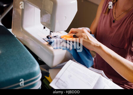 Le mani della donna sulla cucitura cucitura a macchina Foto Stock