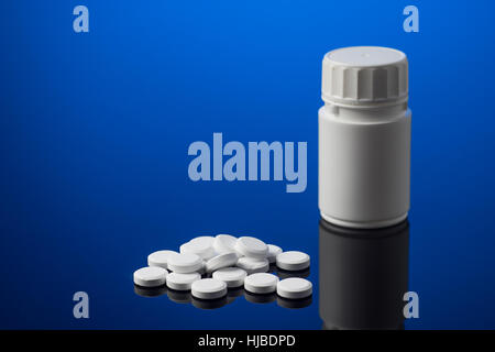 Medicina e pillola bianco box, isolato su sfondo blu Foto Stock