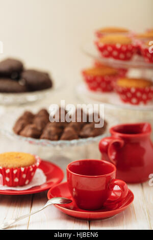 Tortini, cioccolatini e caffè con latte. Messa a fuoco selettiva. Foto Stock