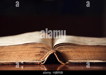 150 anni di aprire la Bibbia con copyspace Foto Stock