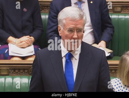 Il Segretario della Difesa Michael Fallon rispondendo a una domanda urgente circa il missile Trident test presso il centro di coprire le accuse alla Camera dei Comuni di Londra. Foto Stock