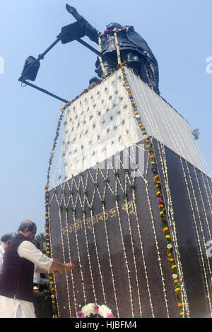 Kolkata, India. 23 gen 2017. Trinamool Congress leader Subrata Mukherjee omaggio alla statua di Netaji durante un programma organizzato per celebrare Netaji Subhash Chandra Bose anniversario di nascita in Kolkata. Netaji Subash Chandra Bose centoventesimo anniversario di nascita osservare tutto il Kolkata e India di oggi. Credito: Saikat Paolo/Pacific Press/Alamy Live News Foto Stock