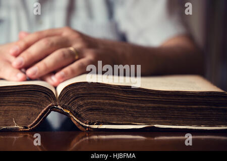 Mani maschio su 150 anno vecchia Bibbia Foto Stock