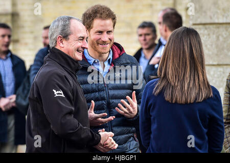 Il principe Harry incontra il direttore del recupero David Richmond e CEO Melanie acque durante una visita ad un aiuto per gli eroi del Centro di recupero a Tedworth House di Tidworth, Wiltshire, dove ha imparato di più circa la salute mentale di sostegno dei veterani militari stanno ricevendo. Foto Stock