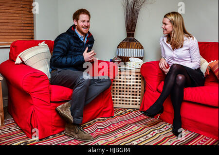 Il principe Harry parla con testa di benessere psicologico Vanessa Moutan durante una visita ad un aiuto per gli eroi del Centro di recupero a Tedworth House di Tidworth, Wiltshire, dove ha imparato di più circa la salute mentale di sostegno dei veterani militari stanno ricevendo. Foto Stock