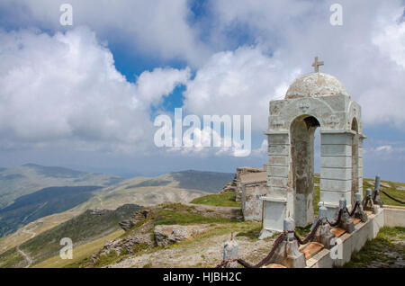 Torre Campanaria a Kajmakcalan picco (2521 m), Monte Nidze, Macedonia Foto Stock