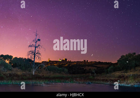 Lago di Alqueva vicino al villaggio di Monsaraz nella notte, Portogallo Foto Stock