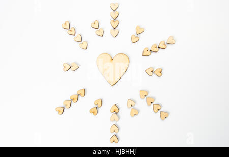 Cerchio di cuori di legno su sfondo bianco Foto Stock