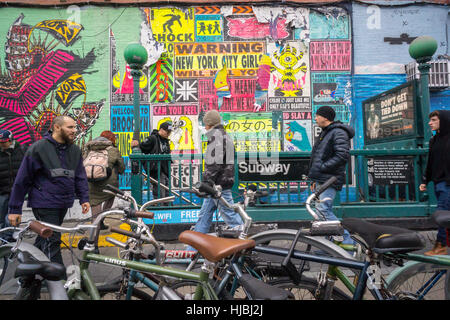 Brooklyn hipsters entrare e lasciare la Bedford Avenue stazione sul 'L' i treni nella trendy hipster Williamsburg di Brooklyn a New York il giovedì, 19 gennaio 2017. A partire dal 2019 grande ricostruzione è programmato per avere luogo sul tunnel Canarsie danneggiate in uragano Sandy, efficacemente lo spegnimento del 'L' in treno e isolare il quartiere. (© Richard B. Levine) Foto Stock