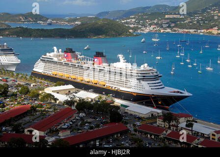 Navi da Crociera ormeggiata, san Tommaso, dei Caraibi Foto Stock