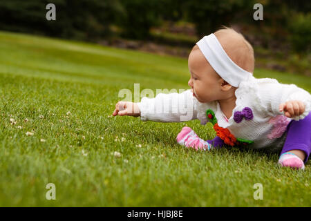 Bellissima bambina di giocare sul campo in erba Foto Stock