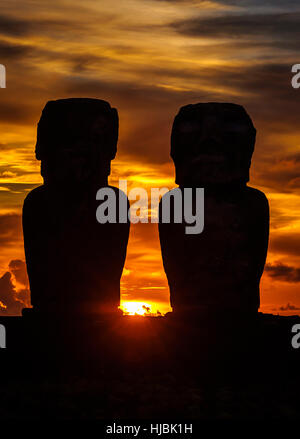 Alba sul Moai a Tongariki piattaforma cerimoniale nell isola di pasqua.Tongariki è la più grande piattaforma (AHU) con 15 Moai (statue) Foto Stock
