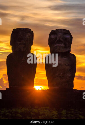 Alba sul Moai a Tongariki piattaforma cerimoniale nell isola di pasqua.Tongariki è la più grande piattaforma (AHU) con 15 Moai (statue) Foto Stock