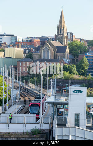 Nottingham Express Transit (NET) tram alla stazione terminale di strada prima dell'estensione della linea aperta 2015, Nottingham, Inghilterra, Regno Unito Foto Stock