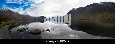 Immagine panoramica di acqua Crummock con montagne, rocce e cielo riflesso, Lake District, Cumbria, England Regno Unito. Foto Stock