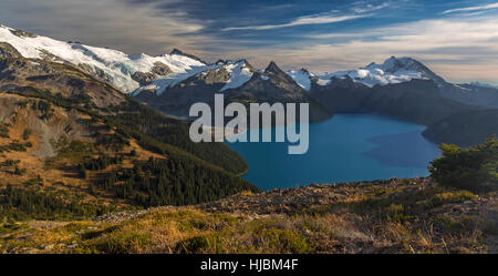 Panorama aereo panoramico del Lago Garibaldi in lontananza neve coperta Pacific Northwest Coast Mountains. Panorama Ridge Escursionismo Trail British Columbia Canada Foto Stock