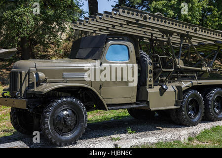 Storico militare russa (sovietica) più lanciarazzi Katyusha BM-8/BM-13 dalla seconda guerra mondiale esposti nel museo di guerra in Svidnik, Slovacchia Foto Stock