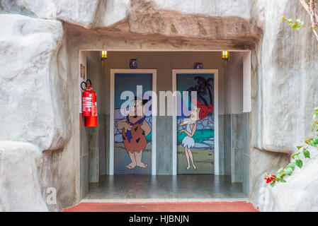 Foz do Iguazu, Brasile - 10 luglio 2016: bagno dipinto di Fred e Wilma Flinstone carattere dalla Flintstones animati della televisione americana ctci Foto Stock