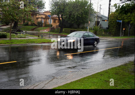 Guida auto in pioggia su strade bagnate Foto Stock