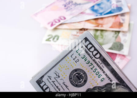 Dollaro americano di banconote e Lira Turksh banconote affiancati su sfondo bianco Foto Stock