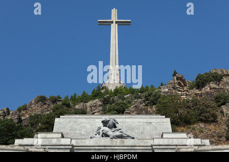 Santa Croce sopra la Basilica de la Santa Cruz (Basilica di Santa Croce) nella Valle de los Caidos (Valle dei Caduti) vicino a Madrid, Spagna. La Pietà da scultore spagnolo Juan de Avalos nel visibile in primo piano. Foto Stock