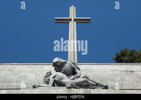 La Santa Croce e la Pietà da scultore spagnolo Juan de Avalos sopra l'ingresso principale della Basilica de la Santa Cruz (Basilica di Santa Croce) nella Valle de los Caidos (Valle dei Caduti) vicino a Madrid, Spagna. Foto Stock