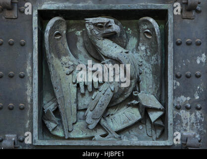 Aquila di San Giovanni. Dettaglio del portone di bronzo alla Basilica de la Santa Cruz (Basilica di Santa Croce) nella Valle de los Caidos (Valle dei Caduti) vicino a Madrid, Spagna. Foto Stock