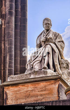 Statua di Sir Walter Scott, parte della Scott Memorial su Princes Street, Edimburgo, Scozia, Regno Unito. Foto Stock