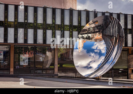Sky specchio di Anish Kapoor, Notttingham Playhouse, Wellington Circus, Nottingham, Inghilterra, Regno Unito Foto Stock
