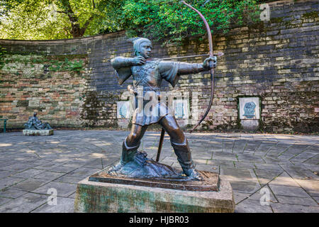 Statua di Robin Hood da James Woodford, vicino al castello di Nottingham, Inghilterra, Regno Unito Foto Stock