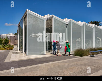 I visitatori di entrare nel nuovo centro visitatori, inaugurato nel 2014, nel Giardino Botanico, Christchurch, Nuova Zelanda. Foto Stock