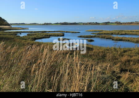 Paesaggio invernale con piccola barca spiaggiata, Fiume Deben, Ramsholt, Suffolk, Inghilterra, Regno Unito Foto Stock